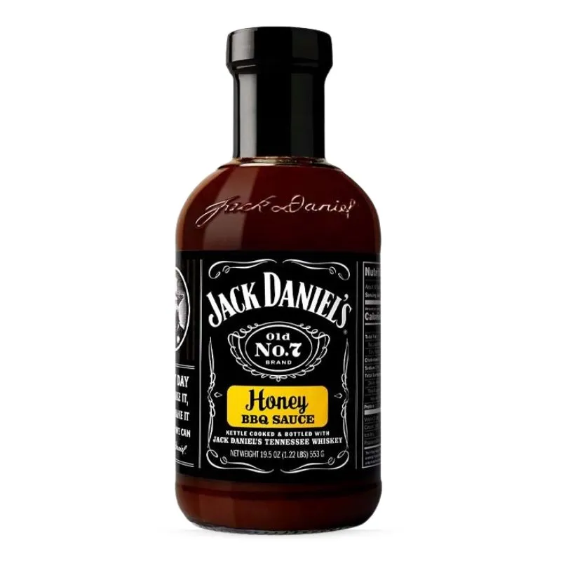 sos-jack-daniels-honey-bbq-_1_ Składniki: Cukier trzcinowy, woda, koncentrat pomidorowy, miód (9%), ocet destylowany, melasa, koncentrat z tamaryndowca, naturalny dym z orzechów hikorowych, sól, żółta musztarda (ocet destylowany, woda, nasiona gorczycy, sól, kurkuma, papryka, przyprawy), skrobia kukurydziana, koncentrat soku ananasowego, whisky Jack Daniel’s Tennessee (0,5%), suszony czosnek, suszona papryczka chili, pektyna (zagęstnik), barwnik karmelowy, przyprawy, suszona cebula, naturalny aromat jabłkowy. Wartość odżywcza: w 100 ml: wartość energetyczna: 805 kJ/192 kcal Tłuszcz 0 g w tym kwasy nasycone 0 g Węglowodany 47 g w tym cukry 43 g Białko 1 g Sól 1,43 g Informacje techniczne i przechowywanie Masa netto: 553 g (473 ml) Warunki przechowywania: przechowywać w suchym, chłodnym miejscu; po otwarciu trzymać w lodówce Instrukcja użycia: produkt gotowy do spożycia — można stosować jako marynatę, polewę lub glazurę Kraj pochodzenia: Holandia Przechowywać w suchym miejscu, a po otwarciu w lodówce.